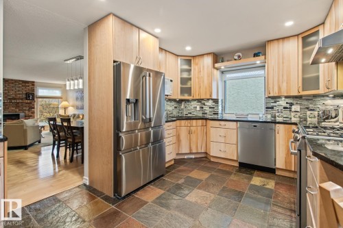 3 Wingate Place, St. Albert, AB - Indoor Photo Showing Kitchen With Upgraded Kitchen