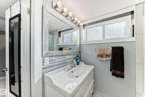 6111 18 Avenue Nw, Edmonton, AB - Indoor Photo Showing Bathroom