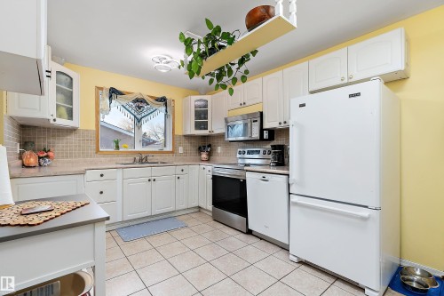 7 Mohawk Crescent, Leduc, AB - Indoor Photo Showing Kitchen