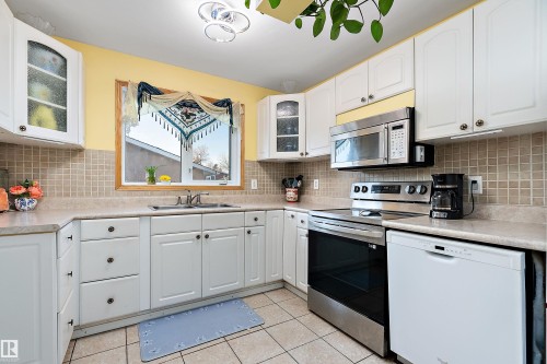 7 Mohawk Crescent, Leduc, AB - Indoor Photo Showing Kitchen With Double Sink