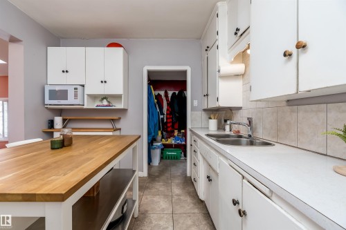 4426 53 Avenue, Leduc, AB - Indoor Photo Showing Kitchen With Double Sink