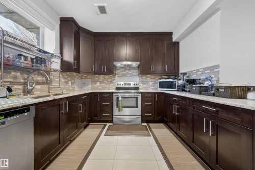 3 Shorewood Crescent, Leduc, AB - Indoor Photo Showing Kitchen With Upgraded Kitchen
