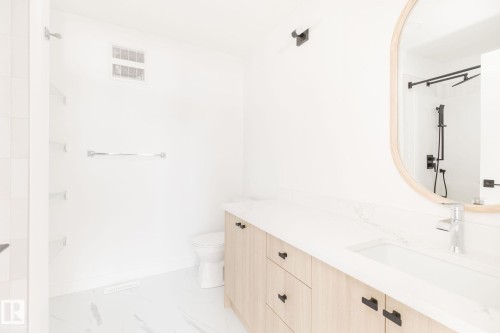 8290 Kiriak Loop, Edmonton, AB - Indoor Photo Showing Bathroom
