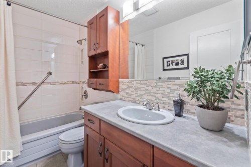 9512 180A Avenue, Edmonton, AB - Indoor Photo Showing Bathroom
