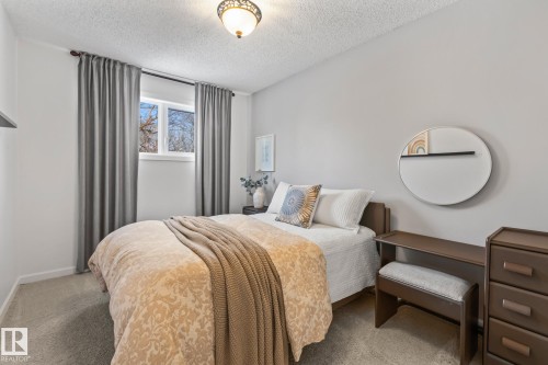 9512 180A Avenue, Edmonton, AB - Indoor Photo Showing Bedroom