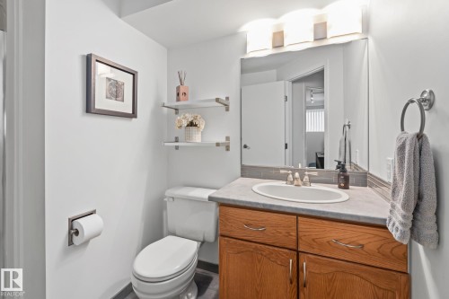 9512 180A Avenue, Edmonton, AB - Indoor Photo Showing Bathroom