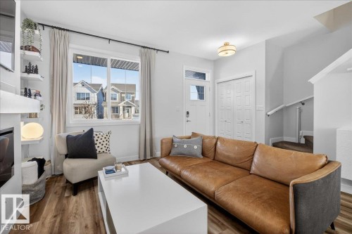 535 Paterson Way, Edmonton, AB - Indoor Photo Showing Living Room