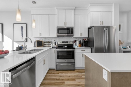 535 Paterson Way, Edmonton, AB - Indoor Photo Showing Kitchen With Double Sink With Upgraded Kitchen