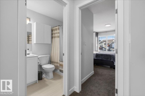 535 Paterson Way, Edmonton, AB - Indoor Photo Showing Bathroom