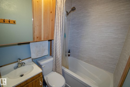 Bathroom with shower / tub combo with curtain and vanity - 56430 Range Rd 113, Rural St. Paul County, AB - Indoor Photo Showing Bathroom