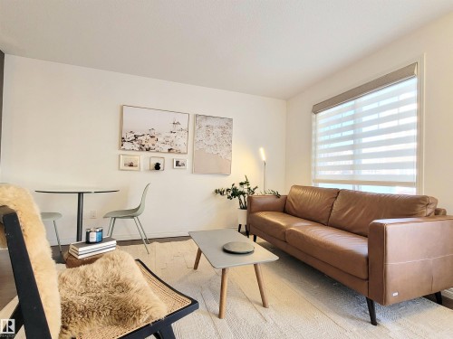 26 1623 Towne Centre Boulevard, Edmonton, AB - Indoor Photo Showing Living Room