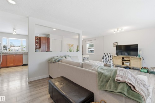 2 Sheridan Drive, St. Albert, AB - Indoor Photo Showing Living Room