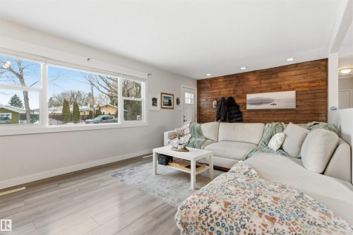 2 Sheridan Drive, St. Albert, AB - Indoor Photo Showing Living Room