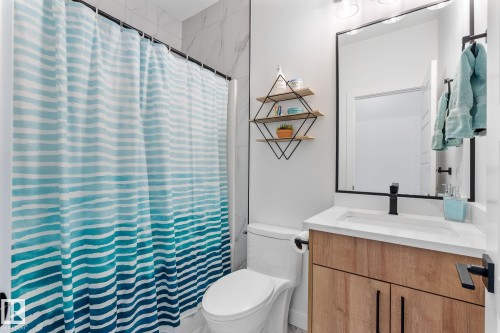 Full bath featuring a shower with curtain and vanity - 342 Meadowview Drive, Fort Saskatchewan, AB - Indoor Photo Showing Bathroom