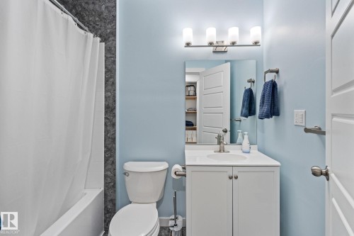 Full bathroom with vanity and shower / tub combo with curtain - 342 Meadowview Drive, Fort Saskatchewan, AB - Indoor Photo Showing Bathroom