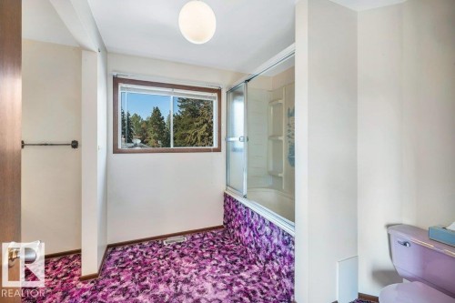 Bathroom with tiled shower / bath combo and carpet - 4314 52 Street, Wetaskiwin, AB - Indoor
