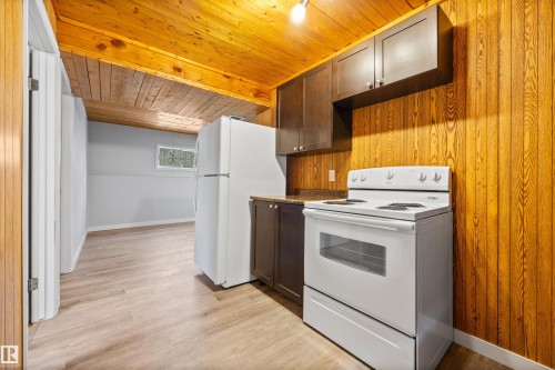 16924 95 Street, Edmonton, AB - Indoor Photo Showing Kitchen