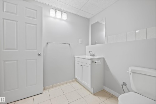 16924 95 Street, Edmonton, AB - Indoor Photo Showing Bathroom