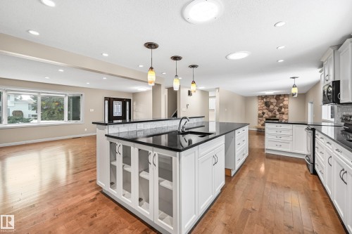 2 Westbrook Drive, Edmonton, AB - Indoor Photo Showing Kitchen With Upgraded Kitchen