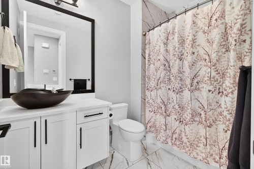 Main floor full bath - 3912 Ginsburg Crescent, Edmonton, AB - Indoor Photo Showing Bathroom