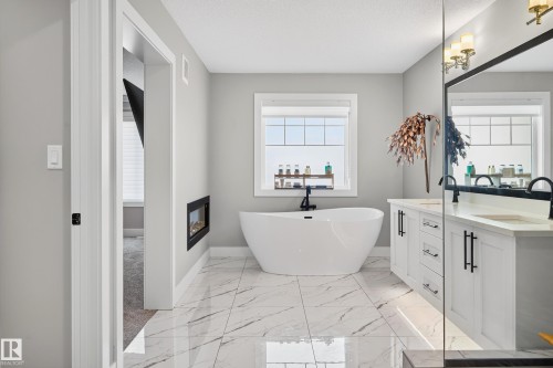 3912 Ginsburg Crescent, Edmonton, AB - Indoor Photo Showing Bathroom