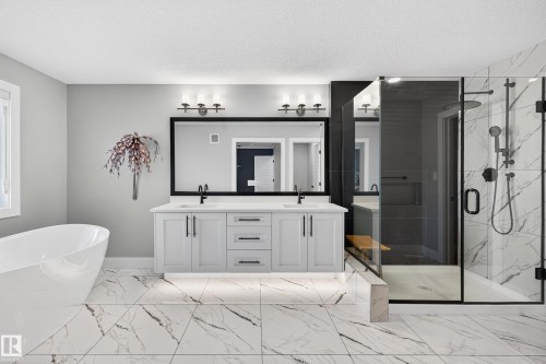 3912 Ginsburg Crescent, Edmonton, AB - Indoor Photo Showing Bathroom