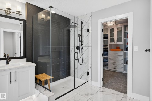 3912 Ginsburg Crescent, Edmonton, AB - Indoor Photo Showing Bathroom