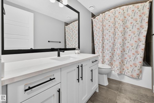 Basement full bathroom #5 - 3912 Ginsburg Crescent, Edmonton, AB - Indoor Photo Showing Bathroom