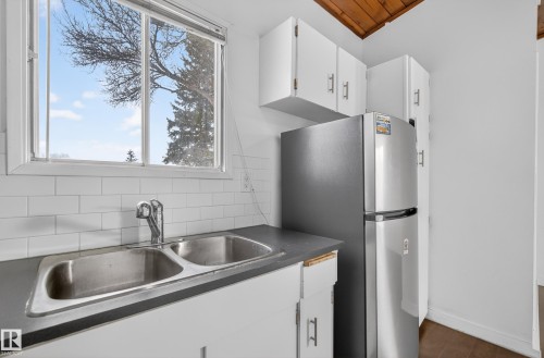 490 Lee Ridge Road, Edmonton, AB - Indoor Photo Showing Kitchen With Double Sink