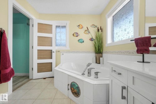 24 2419 133 Avenue, Edmonton, AB - Indoor Photo Showing Bathroom