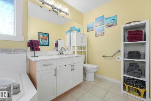 24 2419 133 Avenue, Edmonton, AB - Indoor Photo Showing Bathroom