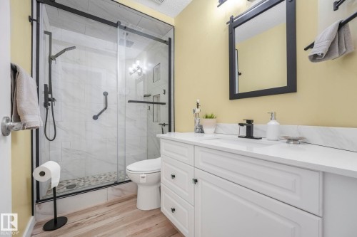 24 2419 133 Avenue, Edmonton, AB - Indoor Photo Showing Bathroom