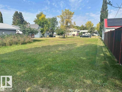 View of yard with a residential view - 4511 54 Avenue, Wetaskiwin, AB 