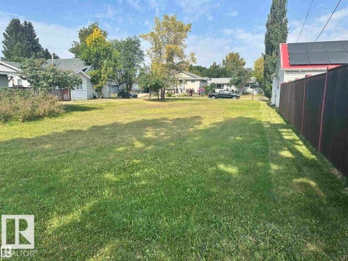 View of yard featuring a residential view - 4511 54 Avenue, Wetaskiwin, AB 