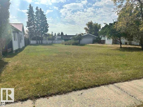 View of yard featuring an outdoor structure and a garage - 4511 54 Avenue, Wetaskiwin, AB 