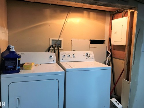 Laundry area featuring electric panel and washer and clothes dryer - 4735 48 Ave, Evansburg, AB - Indoor Photo Showing Laundry Room