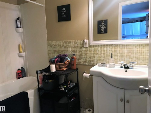 Full bathroom featuring vanity, decorative backsplash, and a bathtub - 4735 48 Ave, Evansburg, AB - Indoor Photo Showing Bathroom