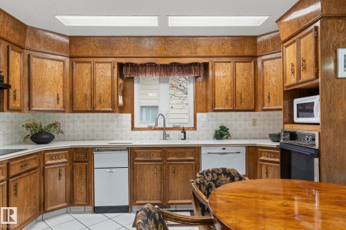 11126 173A Avenue, Edmonton, AB - Indoor Photo Showing Kitchen