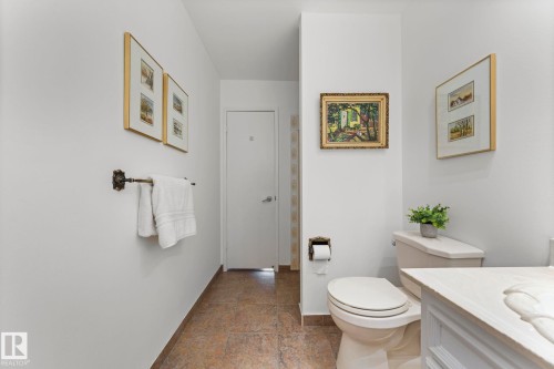 11126 173A Avenue, Edmonton, AB - Indoor Photo Showing Bathroom