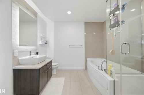 2002 9720 106 Street, Edmonton, AB - Indoor Photo Showing Bathroom