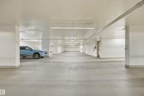 2002 9720 106 Street, Edmonton, AB - Indoor Photo Showing Garage