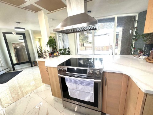 9535 147 Avenue, Edmonton, AB - Indoor Photo Showing Kitchen
