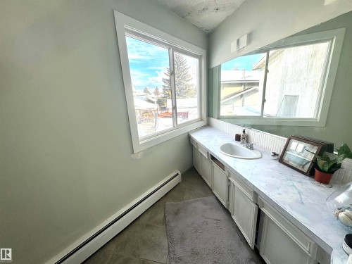 9535 147 Avenue, Edmonton, AB - Indoor Photo Showing Bathroom
