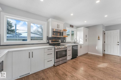 9007 135 Avenue, Edmonton, AB - Indoor Photo Showing Kitchen