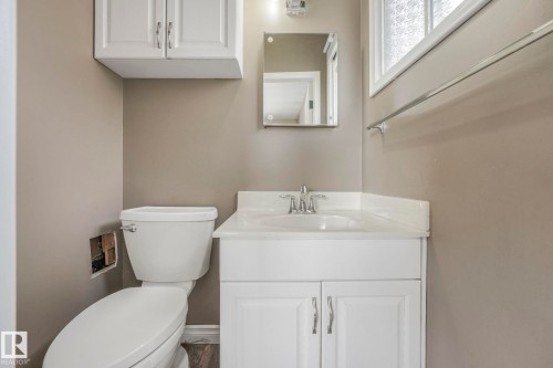 9007 135 Avenue, Edmonton, AB - Indoor Photo Showing Bathroom