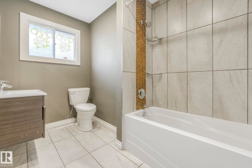 9007 135 Avenue, Edmonton, AB - Indoor Photo Showing Bathroom