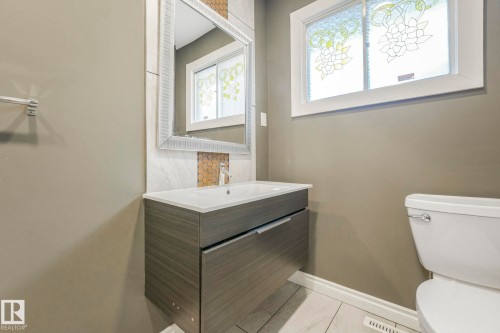 9007 135 Avenue, Edmonton, AB - Indoor Photo Showing Bathroom