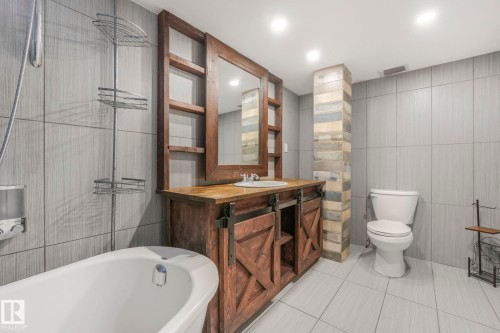 9007 135 Avenue, Edmonton, AB - Indoor Photo Showing Bathroom