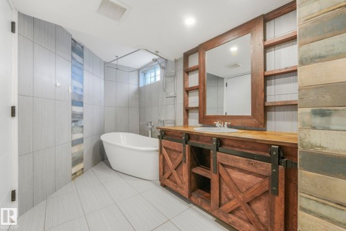 9007 135 Avenue, Edmonton, AB - Indoor Photo Showing Bathroom