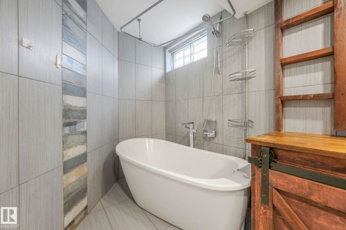 9007 135 Avenue, Edmonton, AB - Indoor Photo Showing Bathroom